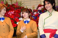 囲み取材の様子。