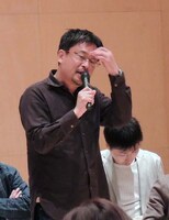 4月4日に行われたプログラム説明会で、松村武が発言する様子。