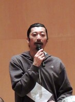 4月4日に行われたプログラム説明会で、中津留章仁が発言する様子。