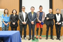 あいちトリエンナーレ2016企画発表会より。山田うん（左端）、芸術監督の港千尋（左から4番目）、勅使川原三郎（右から2番目）、佐東利穂子（右端）。