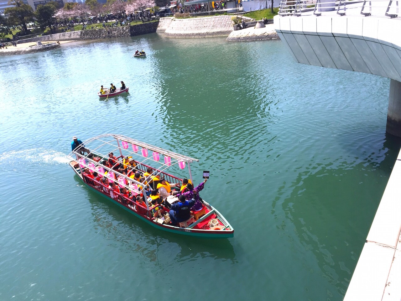 福岡・小倉の紫川で語り部がつづる橋の物語、脚本・演出は市原幹也