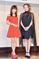 左より昆夏美、シルビア・グラブ。