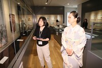 一葉記念館を案内され「きゅんきゅんしますね」とコメントする永作博美。