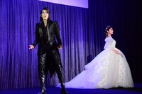 宝塚歌劇団宙組「エリザベート－愛と死の輪舞（ロンド）－」制作発表会にて、パフォーマンスする実咲凜音と朝夏まなと。