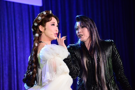 宝塚歌劇団宙組「エリザベート－愛と死の輪舞（ロンド）－」制作発表会にて、パフォーマンスする実咲凜音と朝夏まなと。