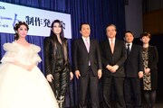 左から実咲凜音、朝夏まなと、小川友次、久保健、小池修一郎、小柳奈穂子。