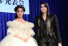 宝塚歌劇団宙組「エリザベート－愛と死の輪舞（ロンド）－」制作発表会より、実咲凜音と朝夏まなと。