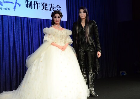 宝塚歌劇団宙組「エリザベート－愛と死の輪舞（ロンド）－」制作発表会より、実咲凜音と朝夏まなと。