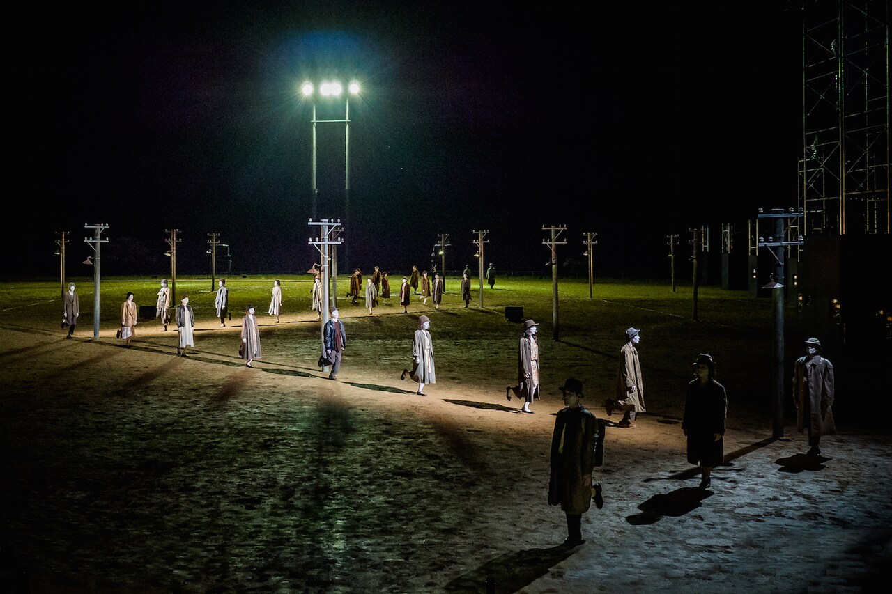 奈良の山村で上演された、維新派の最新野外劇「トワイライト」DVDが発売