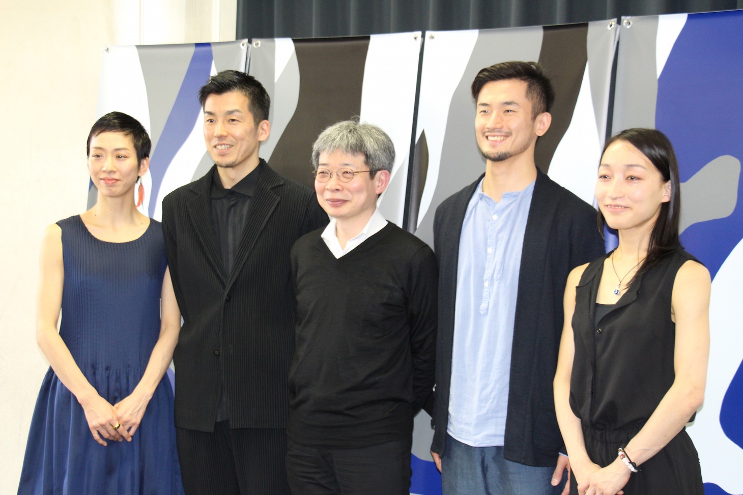 Noism 劇的舞踊 vol.3「ラ・バヤデールー幻の国」制作発表会見より。左から井関佐和子、金森穣、平田オリザ、中川賢、石原悠子。