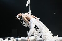 2014年のスズキ拓朗ソロ公演「ハラホロヒレハレ」より。（撮影：HARU）