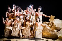 2014年の「〒〒〒〒〒〒〒〒〒〒」より。（撮影：bozoo）