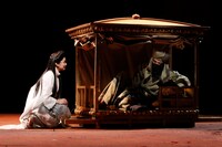 「ライ王のテラス」より。左から倉科カナ、鈴木亮平。（撮影：渡部孝弘）