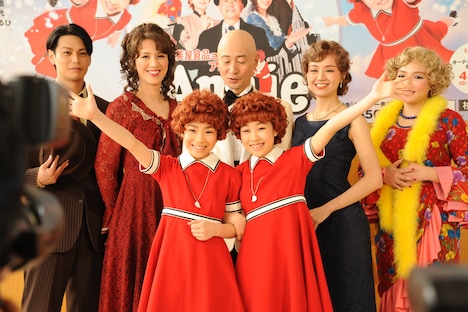 「アニー」囲み取材の様子。2人のアニーに目を細める三田村邦彦。（後列左から3人目）