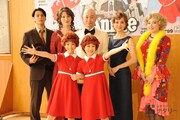 「アニー」囲み取材の様子。後列左から大口兼悟、遼河はるひ、三田村邦彦、木村花代、野呂佳代。前列左から河内桃子、池田葵。