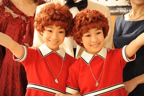 「アニー」囲み取材の様子。左から河内桃子、池田葵。