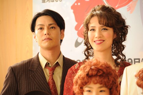 「アニー」囲み取材の様子。左から大口兼悟、遼河はるひ。