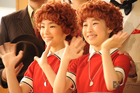 「アニー」囲み取材の様子。左から河内桃子、池田葵。