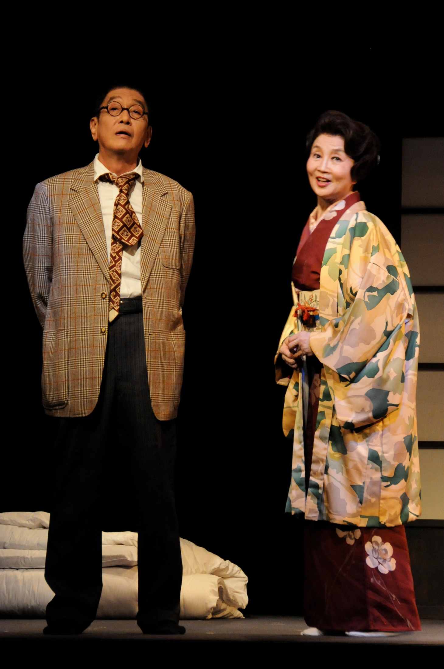 2013年上演の劇団民藝「集金旅行」より。