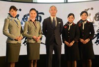 左から、ANA国際線客室乗務員、市川海老蔵、JAL国際線客室乗務員。