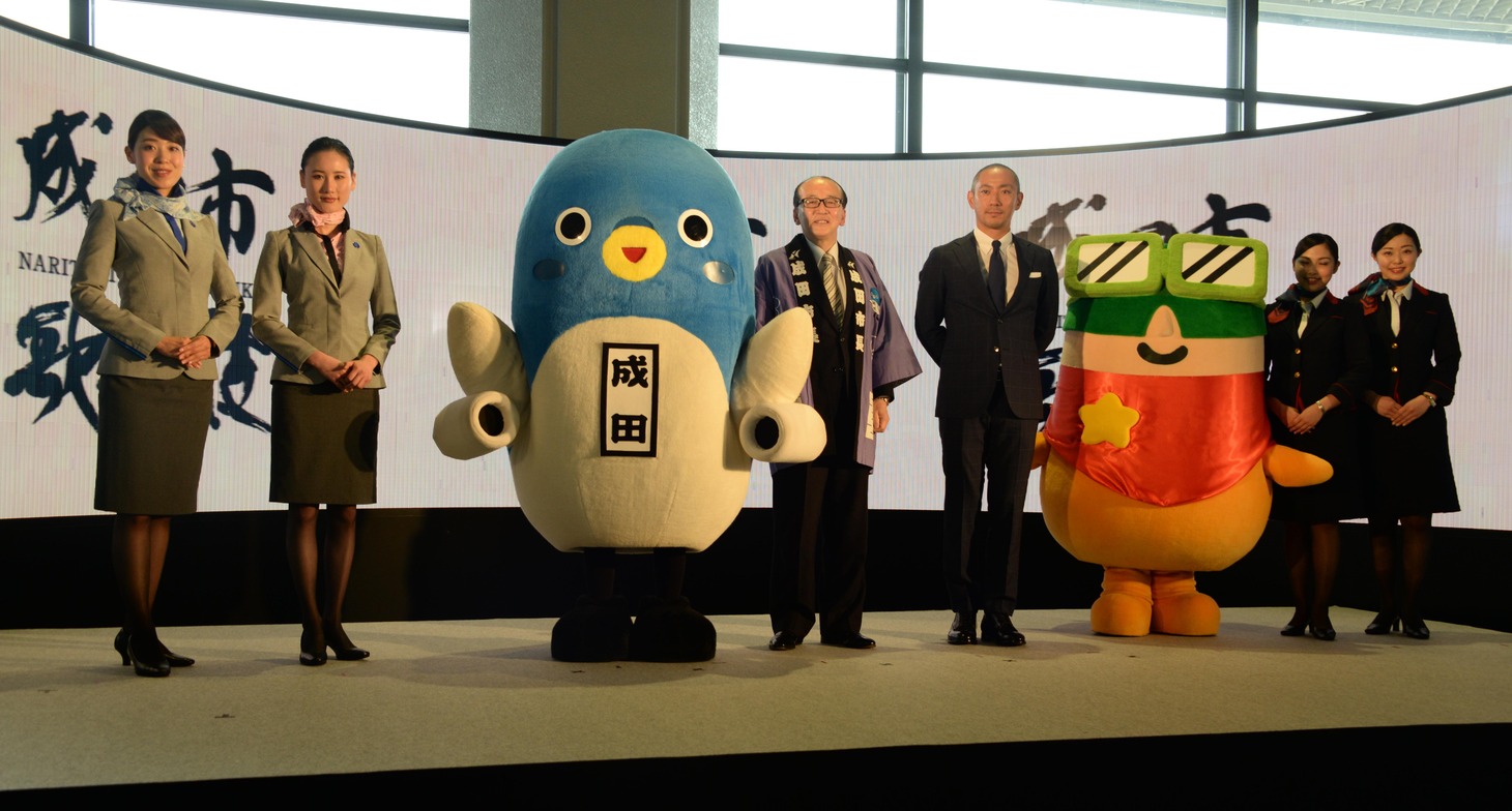 「成田市御案内人2016年活動御披露目会見」フォトセッションの様子。