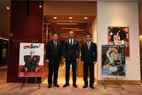 2016年3月、空港内にオープンした「Kabuki Gate」の前で。