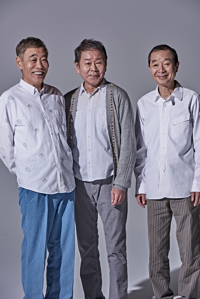 左から柄本明、ベンガル、綾田俊樹。