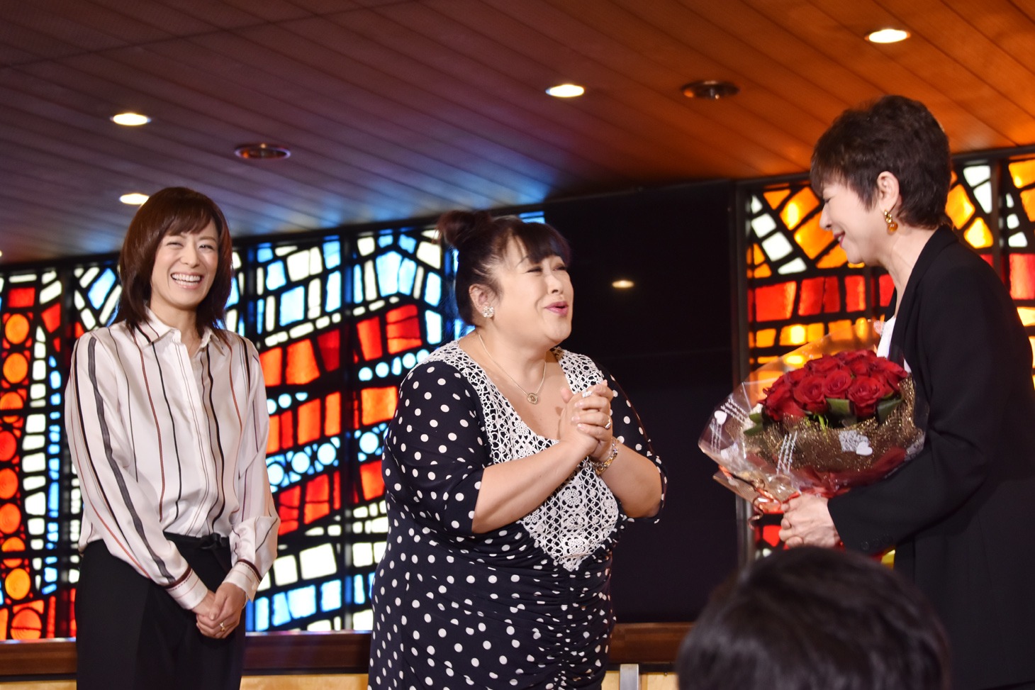 受章会見の様子。左から蘭寿とむ、森公美子、鳳蘭。