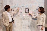 「朗読劇 私の頭の中の消しゴム 8th letter」より。左から平間壮一、和音美桜。