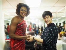 ローラ役のジェイ．ハリソン・ジーと固い握手を交わす三浦春馬。