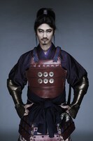 青木健演じる望月六郎。