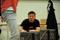 ムッシュ・モウソワール 第2回来日公演「レッド・ジャケット」公開稽古の様子。