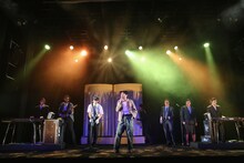 2014年のジョンソン＆ジャクソン前回公演「窓に映るエレジー」より。（撮影：宮本雅通）