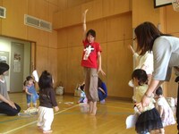 野上絹代によるワークショップの様子。