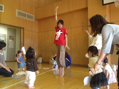 野上絹代によるワークショップの様子。