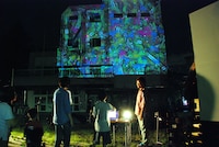 「夜空の校庭上映会」より。