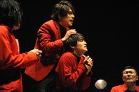 ムッシュ・モウソワール 第2回来日公演「レッド・ジャケット」ゲネプロより。