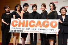 「ブロードウェイミュージカル『シカゴ』宝塚歌劇OGバージョン」制作発表記者会見の様子。左から杜けあき、大和悠河、湖月わたる、峰さを理、姿月あさと、水夏希、初風諄。