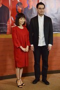「鈴木おさむ劇場 美幸 -アンコンディショナルラブ-」囲み取材より。左から大島優子、鈴木浩介。