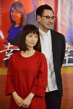 「鈴木おさむ劇場 美幸 -アンコンディショナルラブ-」囲み取材より。左から大島優子、鈴木浩介。