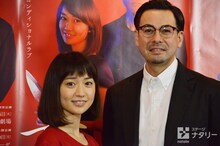「鈴木おさむ劇場 美幸 -アンコンディショナルラブ-」囲み取材より。左から大島優子、鈴木浩介。