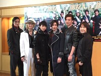 左から丸山敦史、鈴木勝大、高杉真宙、横浜流星、荒井敦史、深作健太。