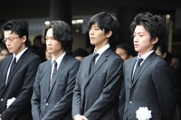 出棺を見送る弔問客。左から小栗旬、綾野剛、松坂桃李、藤原竜也。