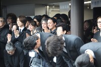 出棺を見送る弔問客。