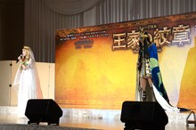 「Where I Belong」を歌い上げる新妻聖子、浦井健治。