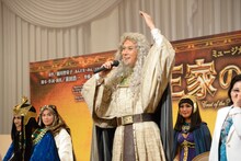 マイクチェックをしながら「OKですか？」とスタッフに確認する山口祐一郎。