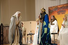 山口祐一郎（左）と礼を交わす浦井健治。