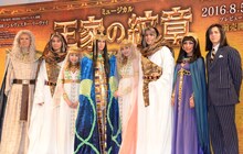 左から荻田浩一、山口祐一郎、平方元基、新妻聖子、浦井健治、宮澤佐江、宮野真守、濱田めぐみ、伊礼彼方。