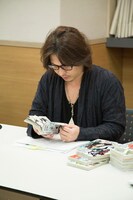 原作を確認する西田大輔。