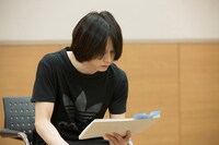 台本を眺める北村諒。
